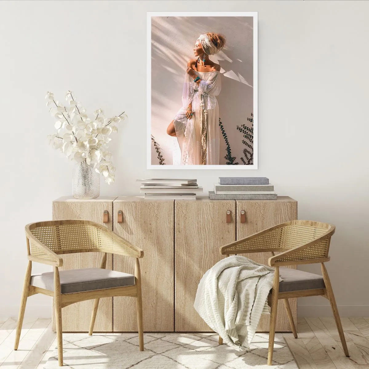 Plakat - Stylowa kobieta w boho sukni na tle jasnej ściany - 50x70cm - Słońce i dziewczyna - Nowoczesna dekoracja ścienna do salonu, kuchni i sypialni ARTTOR