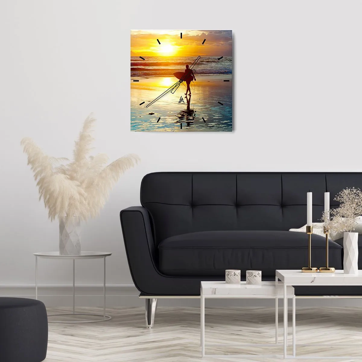 Zegar ścienny - Surfer idący po plaży o zachodzie słońca z deską w ręku - 30x30cm - Powrót wojownika - Nowoczesna dekoracja ścienna do salonu i sypialni ARTTOR