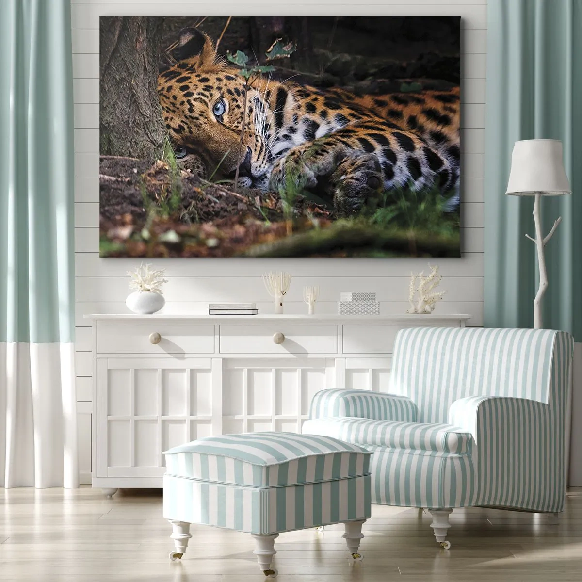Obraz na płótnie - Leżący lampart w cieniu drzew - 70x50cm - Zaufaj mi - Nowoczesna dekoracja ścienna do salonu i sypialni ARTTOR