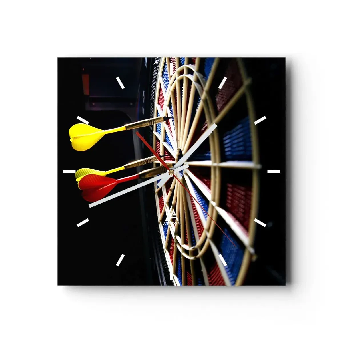 Zegar ścienny - Tarcza do darta z trafionymi lotkami na czarnym tle - 30x30cm - W samo sedno - Nowoczesna dekoracja ścienna do salonu i sypialni ARTTOR