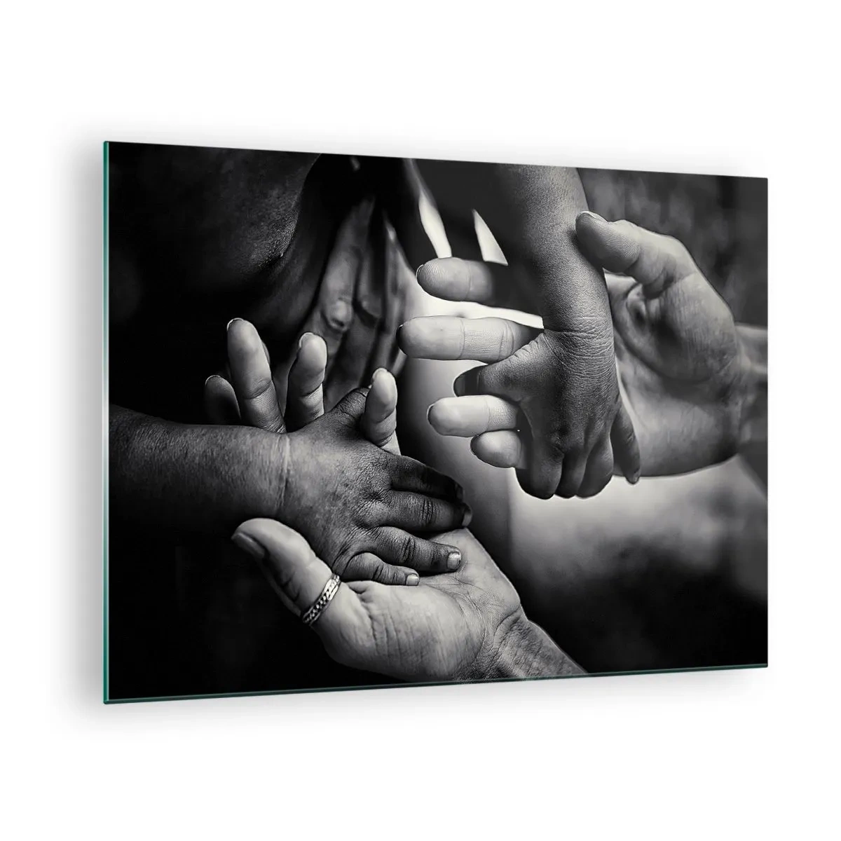 Obraz na szkle - Symboliczne ujęcie dłoni w czerni i bieli różnych pokoleń - 70x50cm - Być człowiekiem - Nowoczesna dekoracja ścienna do salonu i sypialni ARTTOR