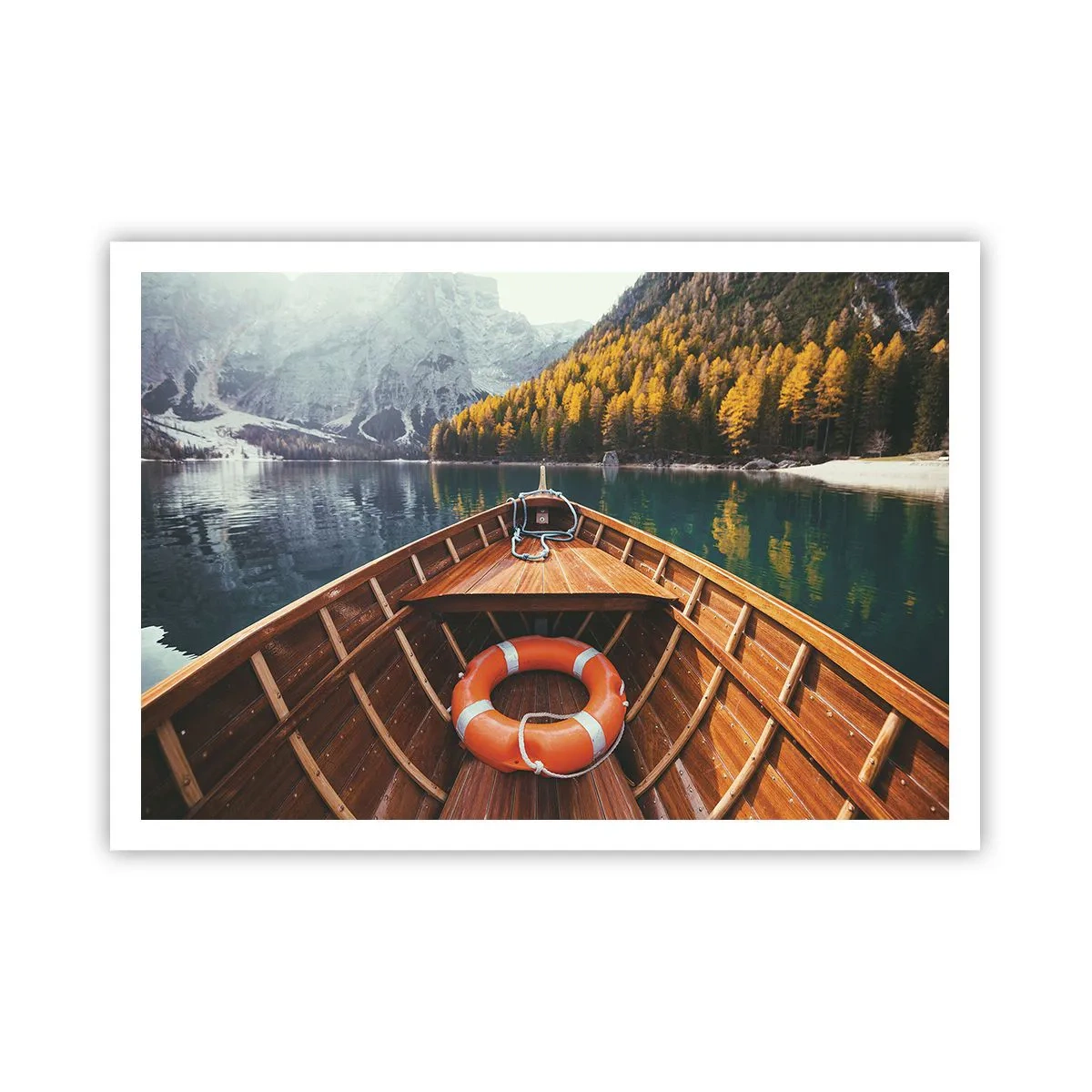 Plakat - Drewniana łódź na górskim jeziorze otoczonym lasem - 100x70cm - Górska wycieczka - Nowoczesna dekoracja ścienna do salonu i sypialni ARTTOR