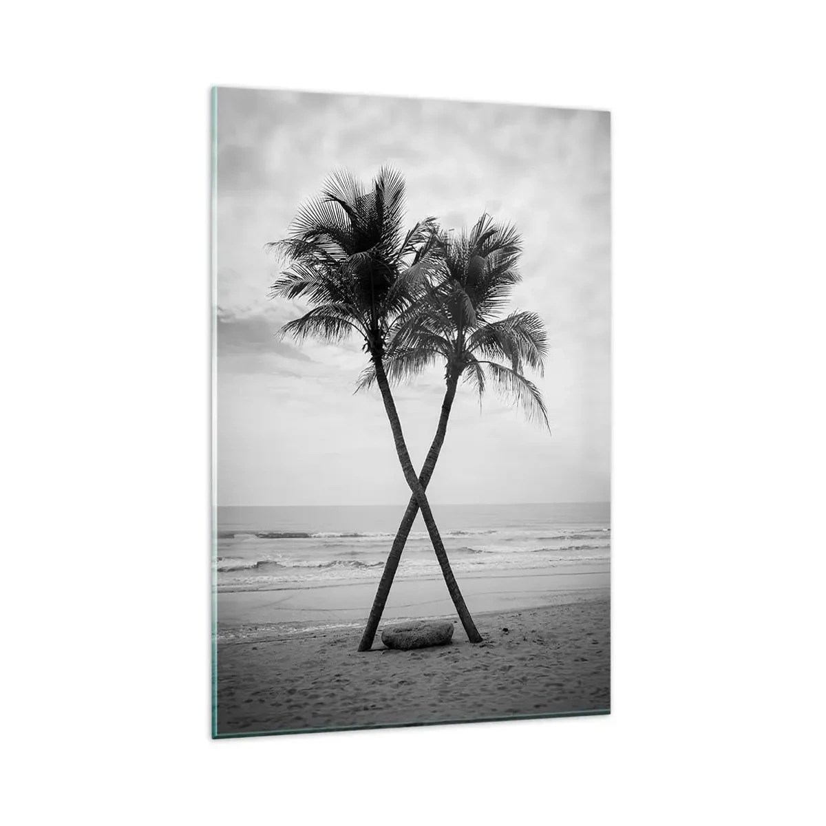 Obraz na szkle - Czarno-biała fotografia dwóch palm na plaży z ich pniami skrzyżowanymi na tle oceanu - 80x120cm - Czuła obecność - Nowoczesna dekoracja ścienna do salonu i sypialni ARTTOR