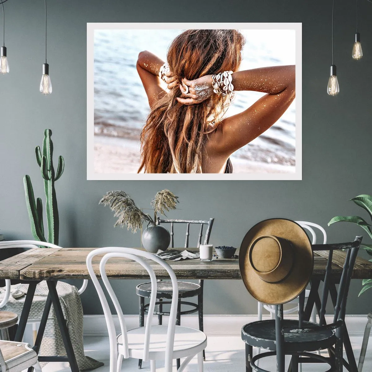 Plakat - Kobieta na plaży z włosami rozwianymi w słońcu - 100x70cm - Siostra wody i słońca - Nowoczesna dekoracja ścienna do salonu i sypialni ARTTOR