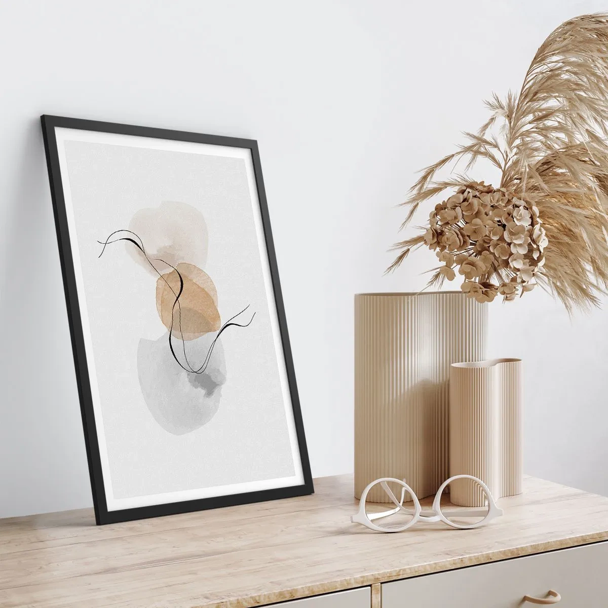 Plakat w czarnej ramie - Abstrakcyjna kompozycja w neutralnych barwach z delikatnymi liniami - 50x70cm - Powietrzne paciorki - Nowoczesna dekoracja ścienna do salonu i sypialni ARTTOR