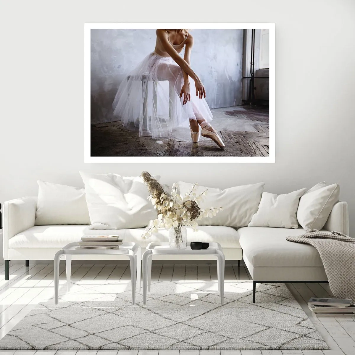 Plakat - Baletnica w delikatnej pozie na tle industrialnym - 100x70cm - Zanim zabłysną światła rampy - Nowoczesna dekoracja ścienna do salonu i sypialni ARTTOR