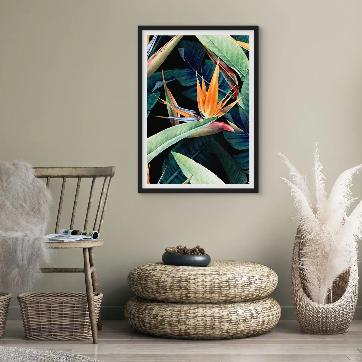Plakat w czarnej ramie - Egzotyczny kwiat strelicji na ciemnym tle - 50x70cm - Płomienne kwiaty tropików - Nowoczesna dekoracja ścienna do salonu i sypialni ARTTOR