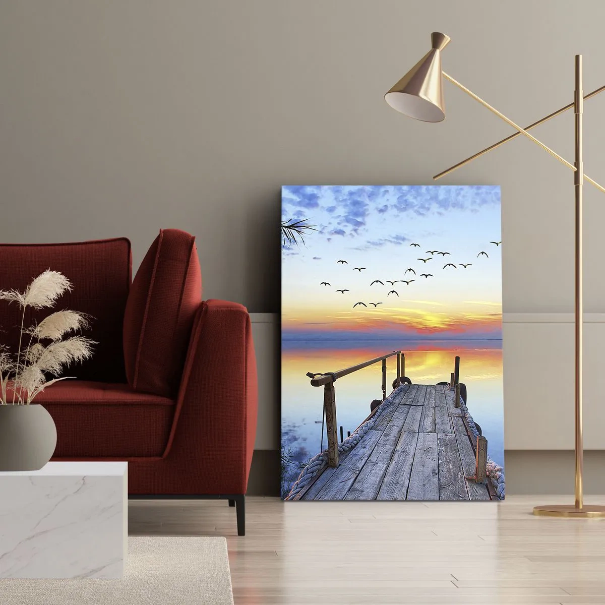 Obraz na płótnie - Drewniany pomost na jeziorze o zachodzie słońca z lecącymi ptakami - 50x70cm - Pora wracać… - Nowoczesna dekoracja ścienna do salonu, kuchni i sypialni ARTTOR