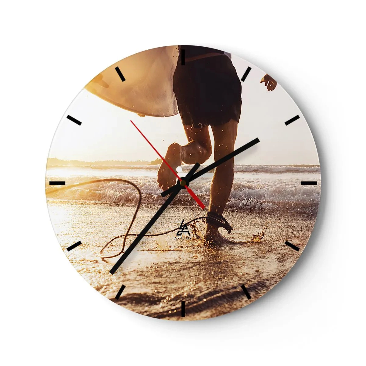 Zegar ścienny - Surfer biegnący po plaży z deską o zachodzie słońca - 30x30cm - Na spotkanie fali - Nowoczesna dekoracja ścienna do salonu, kuchni i sypialni ARTTOR