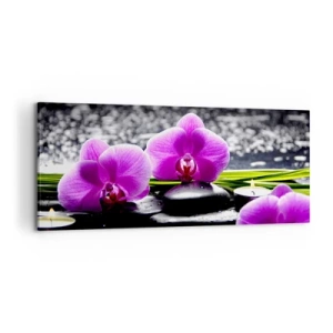 Obraz na płótnie - Fioletowe orchidee na tle kamieni i świeczek w relaksacyjnej scenerii - 120x50cm - Utonąć w ciszy i spokoju - Nowoczesna dekoracja ścienna do salonu i sypialni ARTTOR