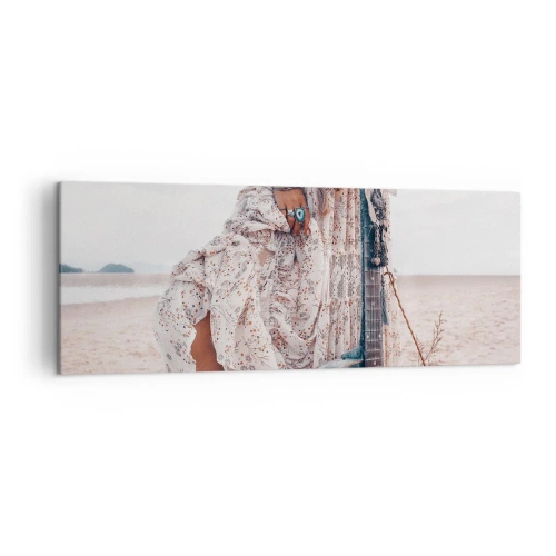 Obraz na płótnie - Kobieta w stylu boho z gitarą na plaży - 140x50cm - Dzieci kwiaty w drodze - Nowoczesna dekoracja ścienna do salonu i sypialni ARTTOR