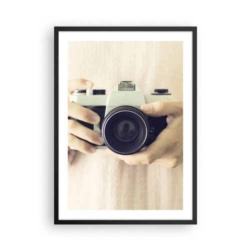 Plakat w czarnej ramie - Ręce trzymające klasyczny aparat fotograficzny - 50x70cm - By widzieć więcej… - Nowoczesna dekoracja ścienna do salonu i sypialni ARTTOR