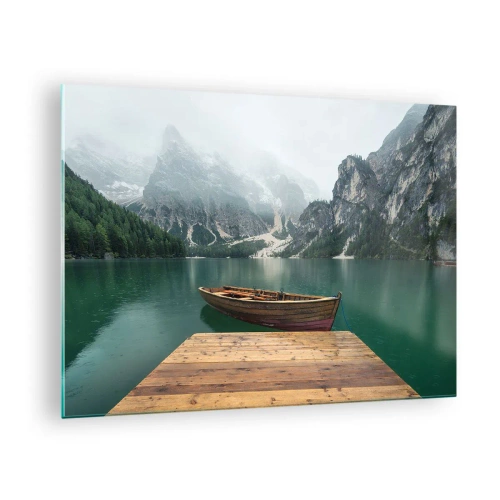 Obraz na szkle - Łódka przy pomostach na jeziorze w górskiej scenerii z mgłą - 70x50cm - "I dumne opoki czoła" - Nowoczesna dekoracja ścienna do salonu i sypialni ARTTOR