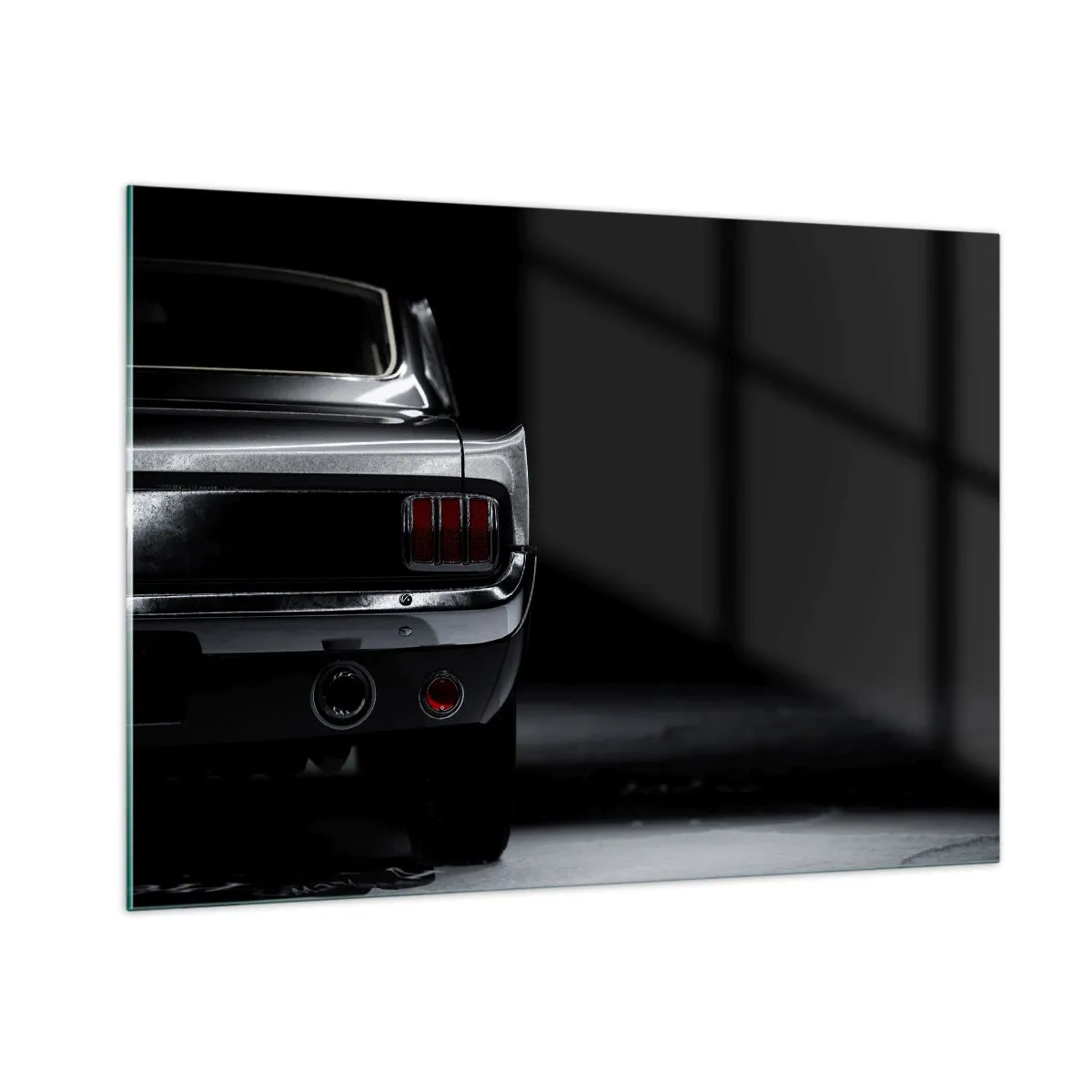 Obraz na szkle - Tył klasycznego samochodu w ciemnym, stylowym wnętrzu - 100x70cm - Czar klasyki - Nowoczesna dekoracja ścienna do salonu, kuchni i sypialni ARTTOR