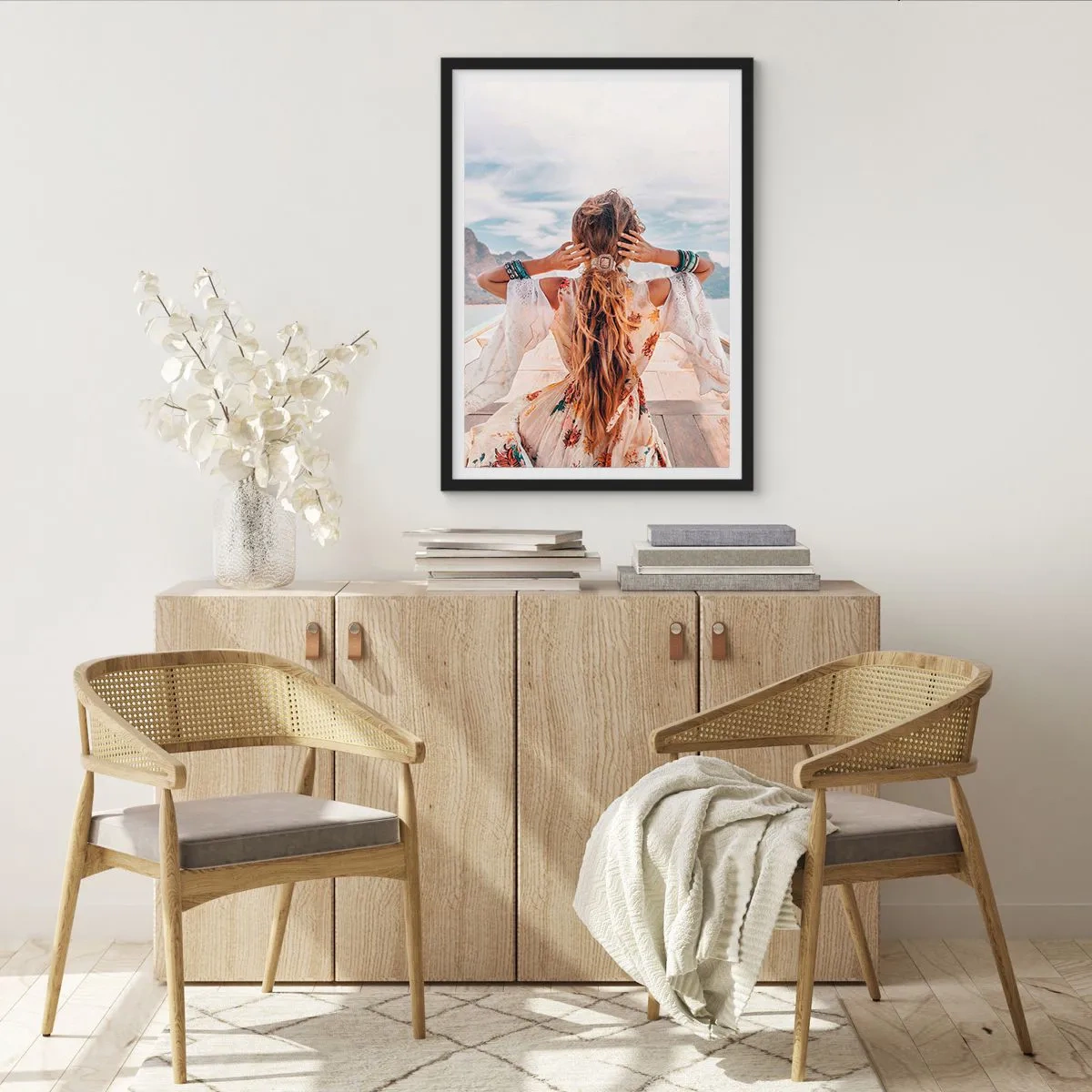 Plakat w czarnej ramie - Kobieta w sukni boho z widokiem na morze - 50x70cm - W drodze ku szczęściu - Nowoczesna dekoracja ścienna do salonu i sypialni ARTTOR