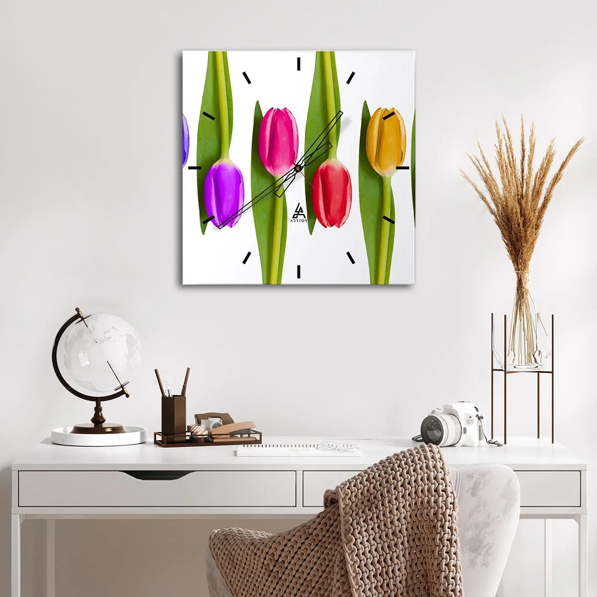Zegar ścienny - Różnokolorowe tulipany ułożone w rzędzie na białym tle - 30x30cm - Tęczowa kompozycja - Nowoczesna dekoracja ścienna do salonu i sypialni ARTTOR