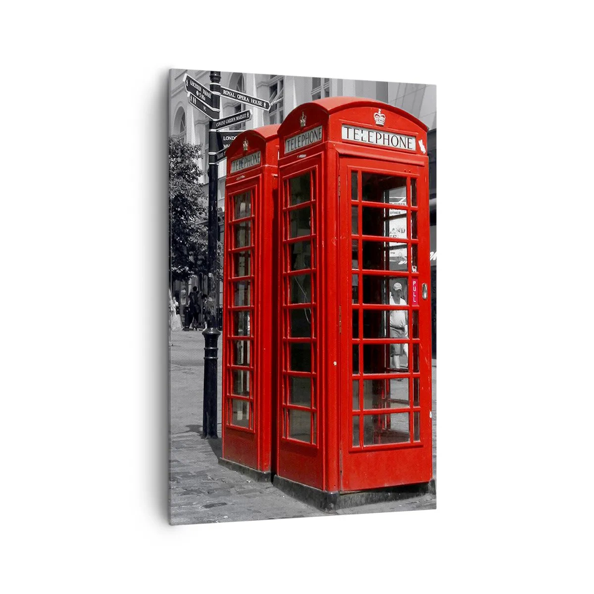 Obraz na płótnie - Czerwone budki telefoniczne na tle czarno-białej miejskiej scenerii. - 80x120cm - Czerwone budki telefoniczne - Nowoczesna dekoracja ścienna do salonu i sypialni ARTTOR