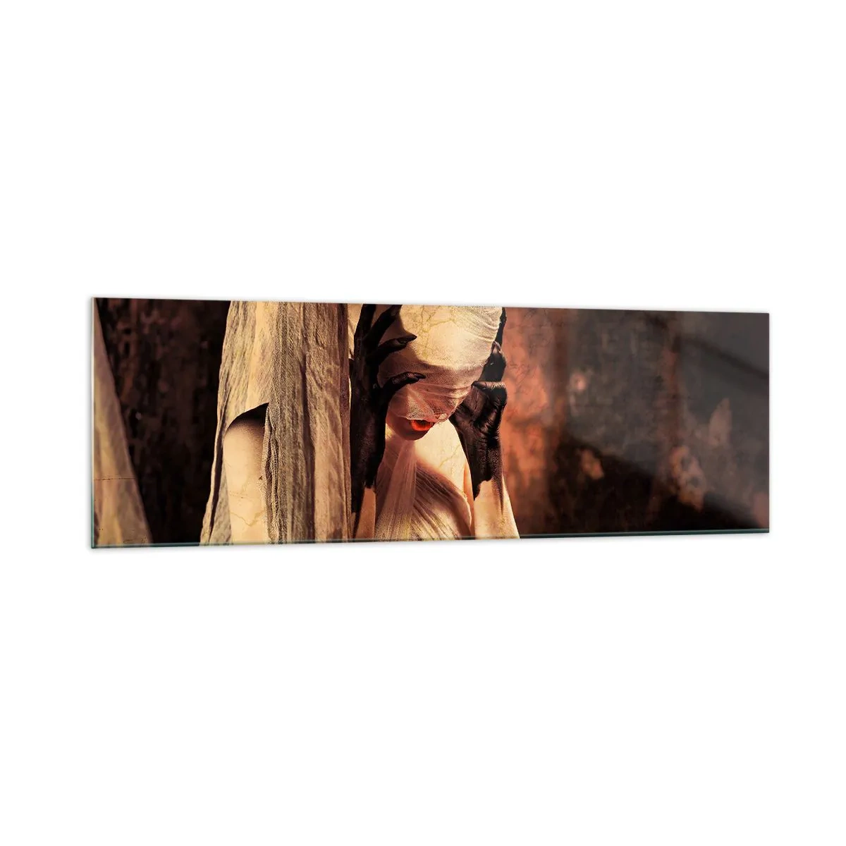 Obraz na szkle - Kobieta w welonie z tajemniczą stylizacją w ciemnym tle - 160x50cm - Między dobrem a złem - Nowoczesna dekoracja ścienna do salonu i sypialni ARTTOR