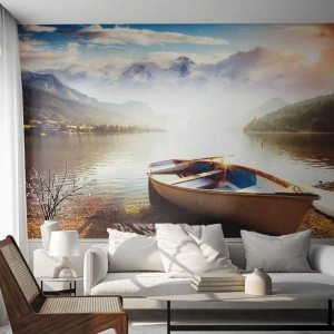 Fototapeta Premium Sand - Łódka nad jeziorem w otoczeniu gór przy zachodzie słońca - 100x70cm - Nad wodą wielką i czystą - Nowoczesna dekoracja ścienna do salonu, kuchni i sypialni ARTTOR