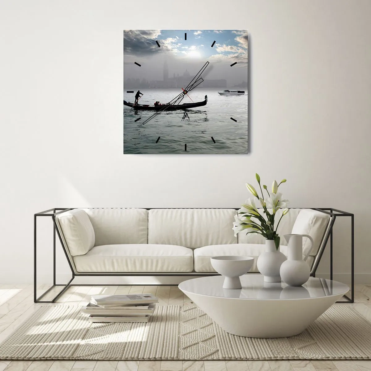 Zegar ścienny - Gondola płynąca po wodach Wenecji w mglisty poranek z widokiem na miasto - 30x30cm - Bajeczne miasto z wody i mgły - Nowoczesna dekoracja ścienna do salonu i sypialni ARTTOR