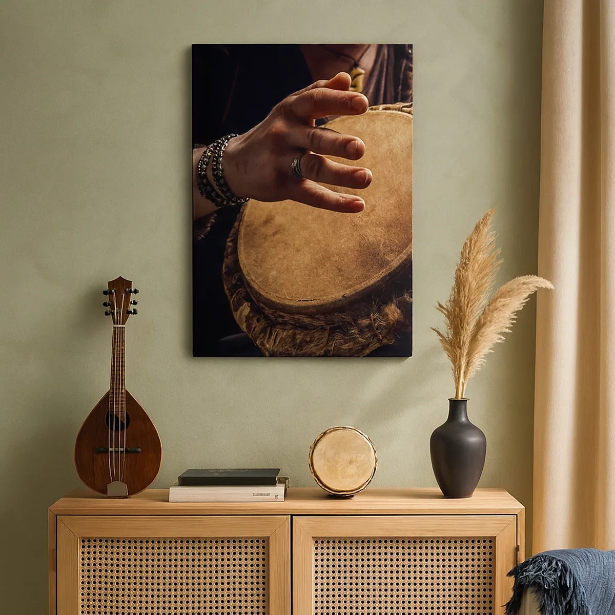 Obraz na płótnie - Ręka grająca na tradycyjnym bębnie djembe - 50x70cm - W rytmie serca - Nowoczesna dekoracja ścienna do salonu, kuchni i sypialni ARTTOR