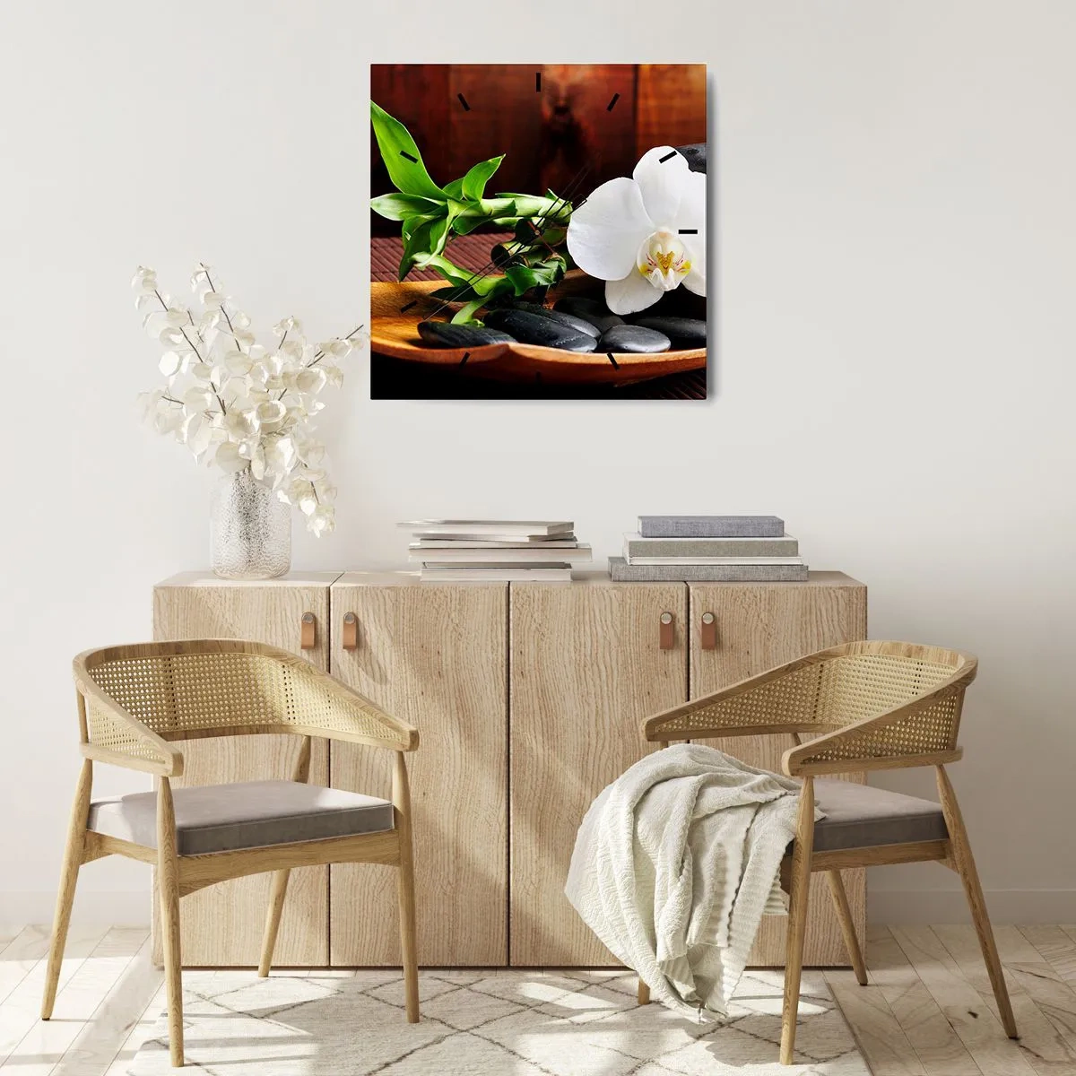 Zegar ścienny - Biała orchidea z bambusem na tle kamieni w stylu Zen - 30x30cm - Poddaj się dotykowi natury - Nowoczesna dekoracja ścienna do salonu i sypialni ARTTOR