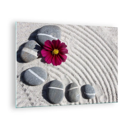 Obraz na szkle - Kamienie z białymi paskami i fioletowy kwiat na piasku w stylu zen - 70x50cm - Energia i spokój magicznego kręgu natury - Nowoczesna dekoracja ścienna do salonu i sypialni ARTTOR