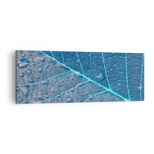 Obraz na płótnie - Liść w błękitnych odcieniach z kroplami wody - 140x50cm - Życie w błękicie - Nowoczesna dekoracja ścienna do salonu i sypialni ARTTOR