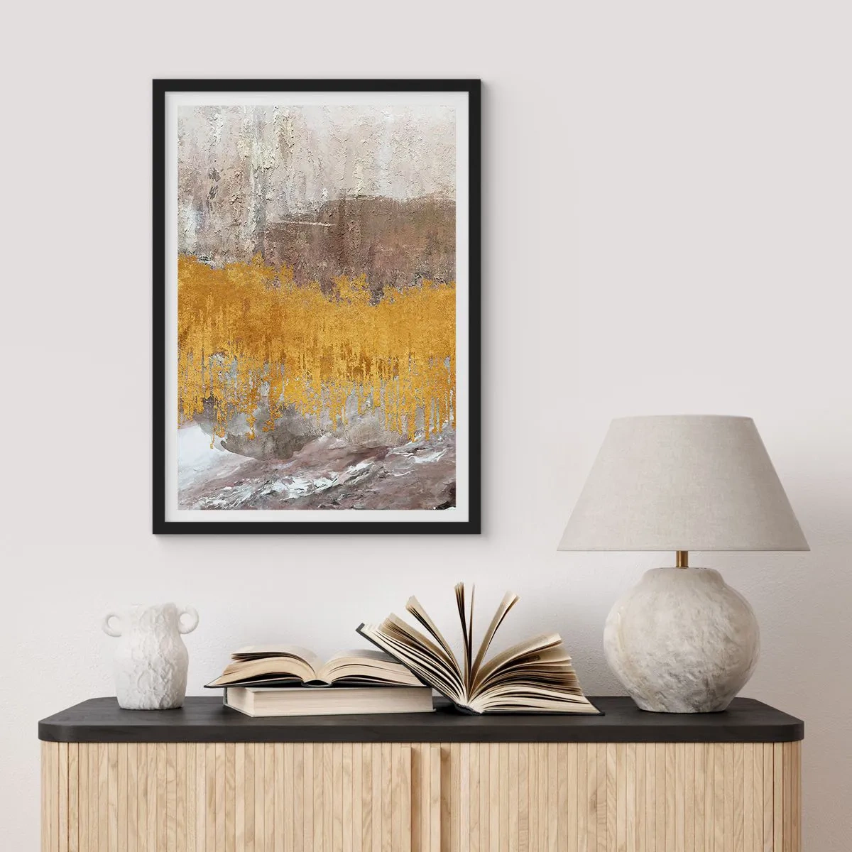Plakat w czarnej ramie - Abstrakcyjna faktura w złocie i beżu z efektem głębi - 50x70cm - Złocisty podmuch - Nowoczesna dekoracja ścienna do salonu i sypialni ARTTOR
