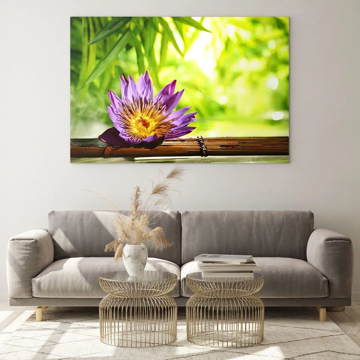 Obraz na szkle - Fioletowy kwiat lotosu na bambusowej desce z zielonym tłem - 70x50cm - W azjatyckim słońcu - Nowoczesna dekoracja ścienna do salonu i sypialni ARTTOR
