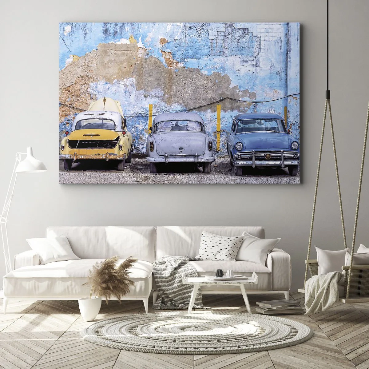 Obraz na płótnie - Stare samochody na tle zniszczonego muru - 70x50cm - Spotkanie weteranów - Nowoczesna dekoracja ścienna do salonu i sypialni ARTTOR