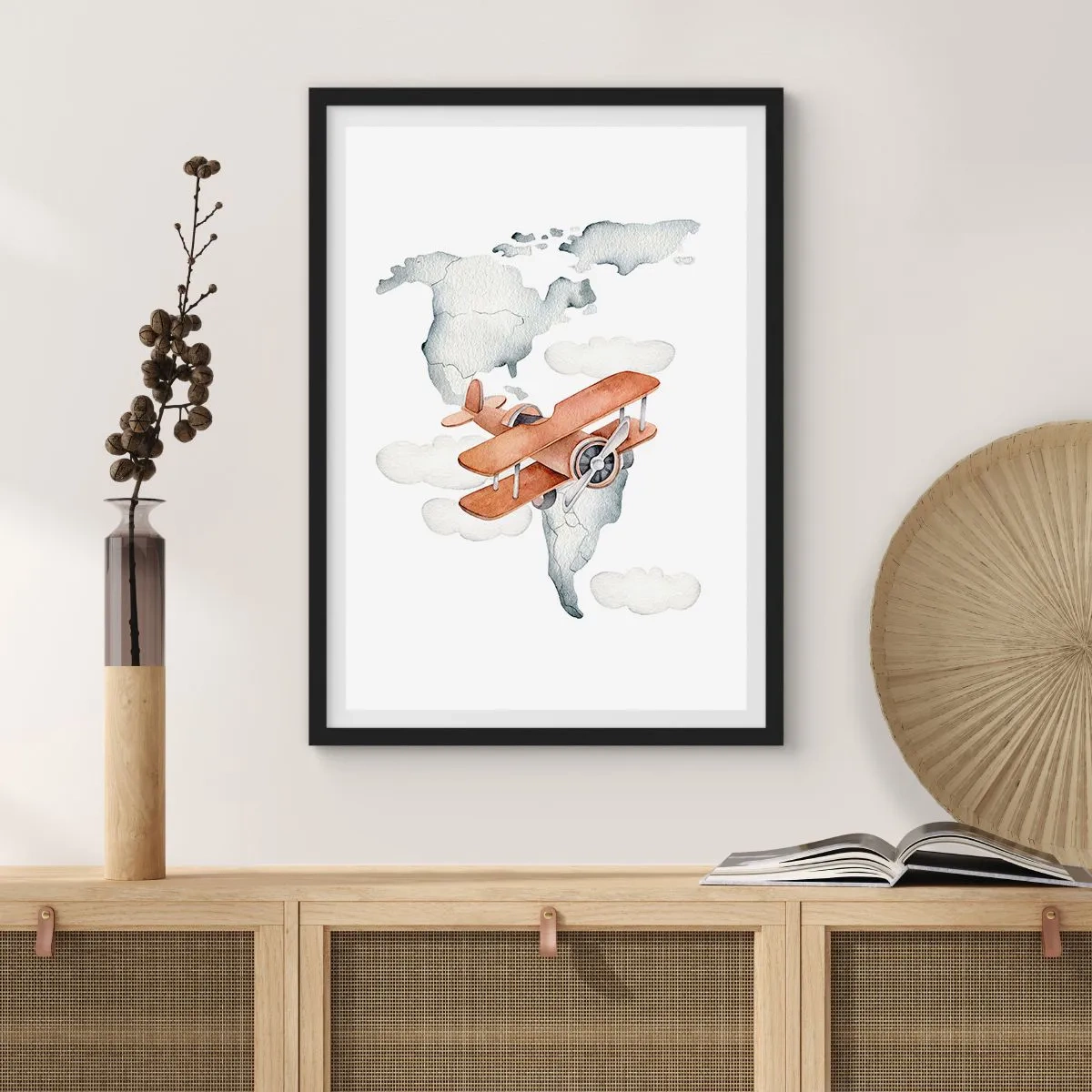 Plakat w czarnej ramie - Dwupłatowiec nad mapą świata w chmurach - 50x70cm - W pionierskim duchu - Nowoczesna dekoracja ścienna do salonu i sypialni ARTTOR