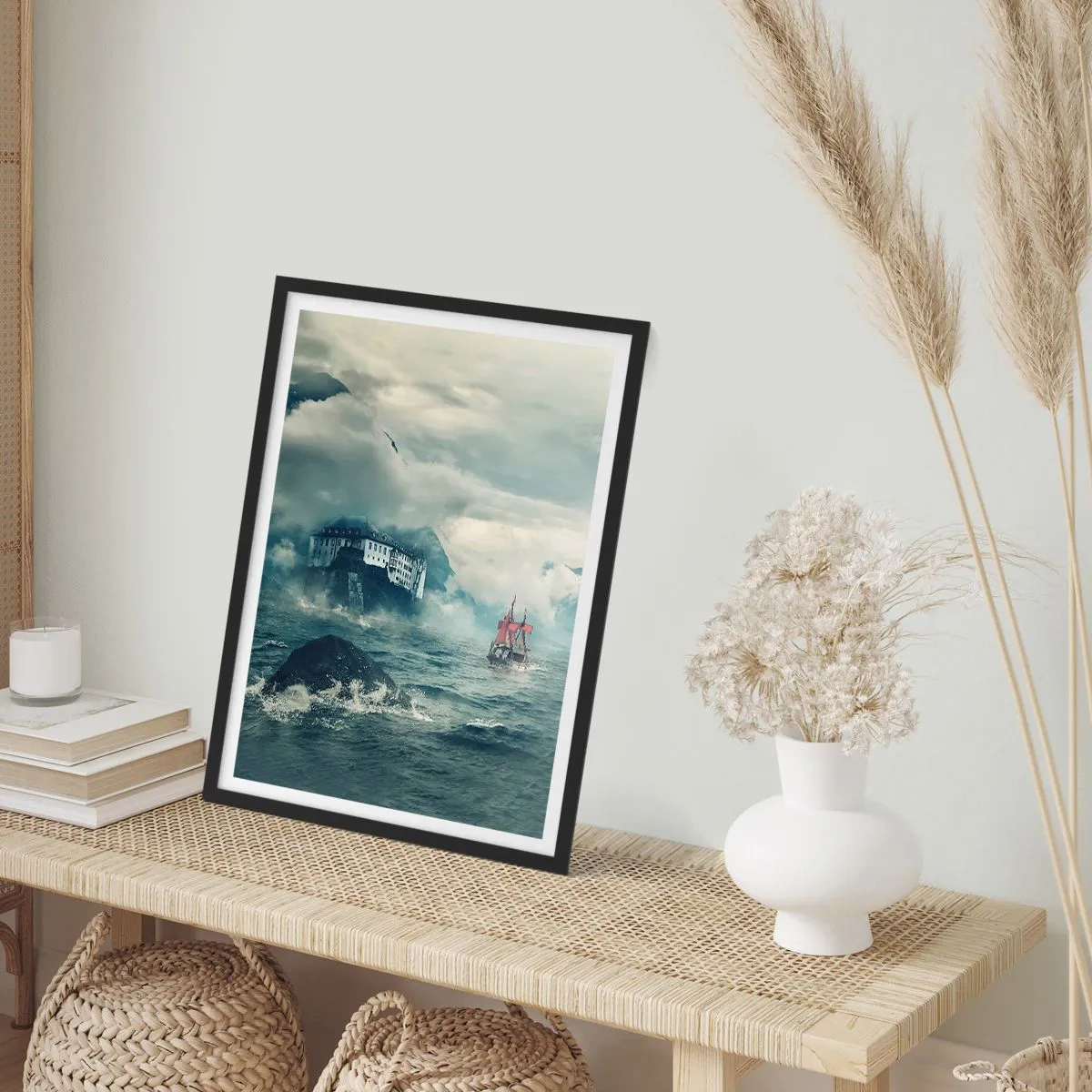 Plakat w czarnej ramie - Statek na wzburzonym morzu przy zamku we mgle - 50x70cm - Na magicznych wodach - Nowoczesna dekoracja ścienna do salonu i sypialni ARTTOR