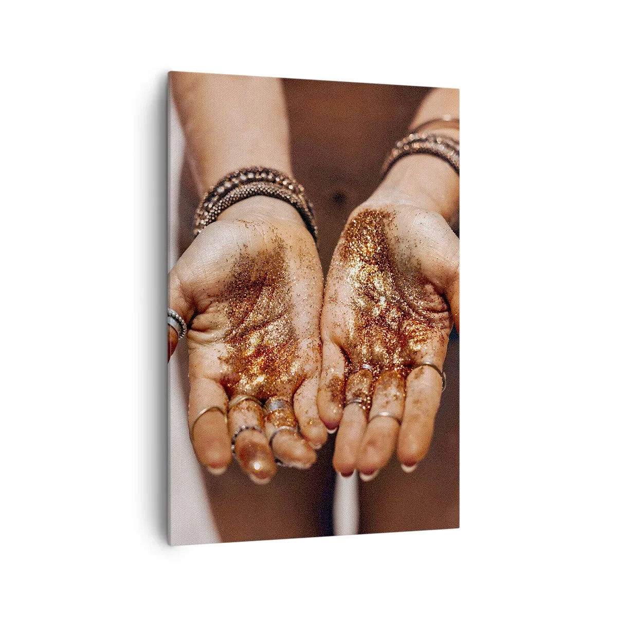 Obraz na płótnie - Dłonie z brokatem w ciepłych odcieniach na zbliżeniu - 70x100cm - Dar dla ciebie - Nowoczesna dekoracja ścienna do salonu i sypialni ARTTOR