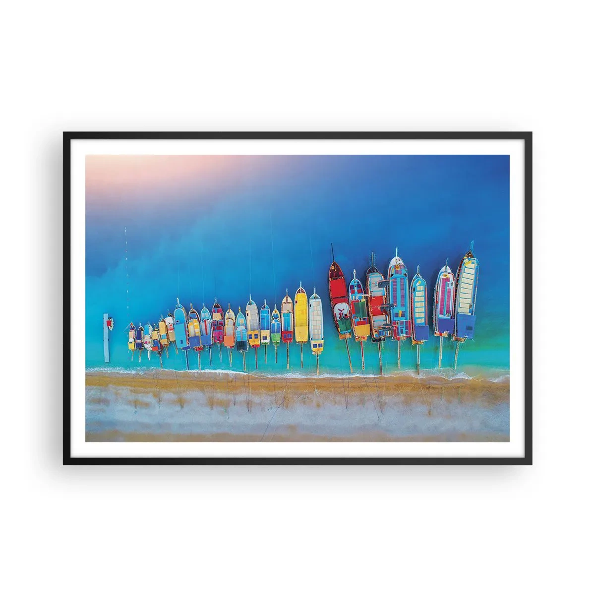 Plakat w czarnej ramie - Kolorowe łodzie ustawione w rząd nad brzegiem - 100x70cm - Z lotu ptaka - Nowoczesna dekoracja ścienna do salonu i sypialni ARTTOR
