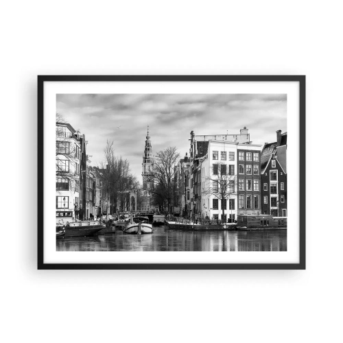 Plakat w czarnej ramie - Czarno-biała panorama Amsterdamu z kanałem i zabytkowymi budynkami - 70x50cm - Amsterdamskie klimaty - Nowoczesna dekoracja ścienna do salonu i sypialni ARTTOR