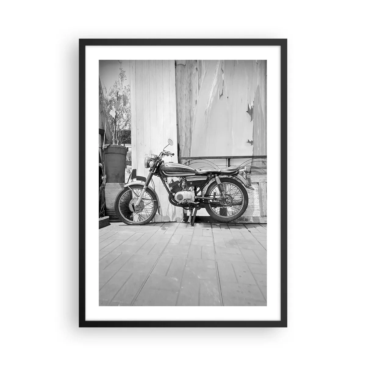 Plakat w czarnej ramie - Retro motocykl na tle drewnianej ściany - 50x70cm - Klasyka ponad wszystko - Nowoczesna dekoracja ścienna do salonu i sypialni ARTTOR