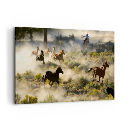 Obraz na płótnie - Stado dzikich koni galopujących przez kurz i roślinność - 120x80cm - Rywalizacja - wolność czy męska siła? - Nowoczesna dekoracja ścienna do salonu, kuchni i sypialni ARTTOR