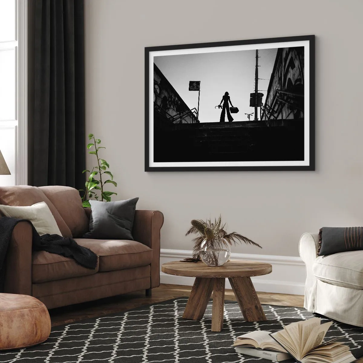 Plakat w czarnej ramie - Postać kobiety na schodach w czerni i bieli z dynamicznym klimatem - 70x50cm - Miejska wędrówka - Nowoczesna dekoracja ścienna do salonu i sypialni ARTTOR
