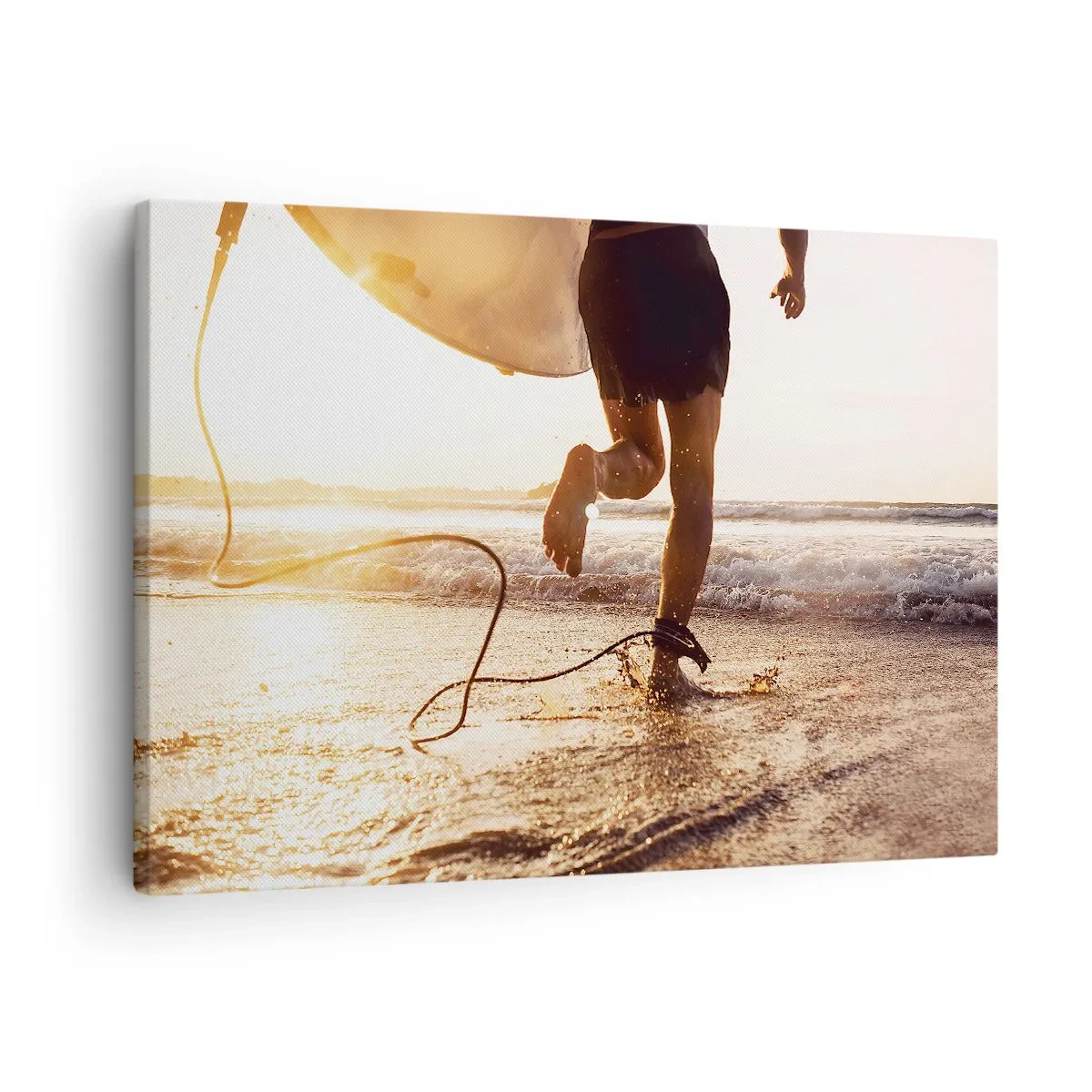 Obraz na płótnie - Surfer biegnący po plaży z deską w blasku słońca - 70x50cm - Na spotkanie fali - Nowoczesna dekoracja ścienna do salonu i sypialni ARTTOR