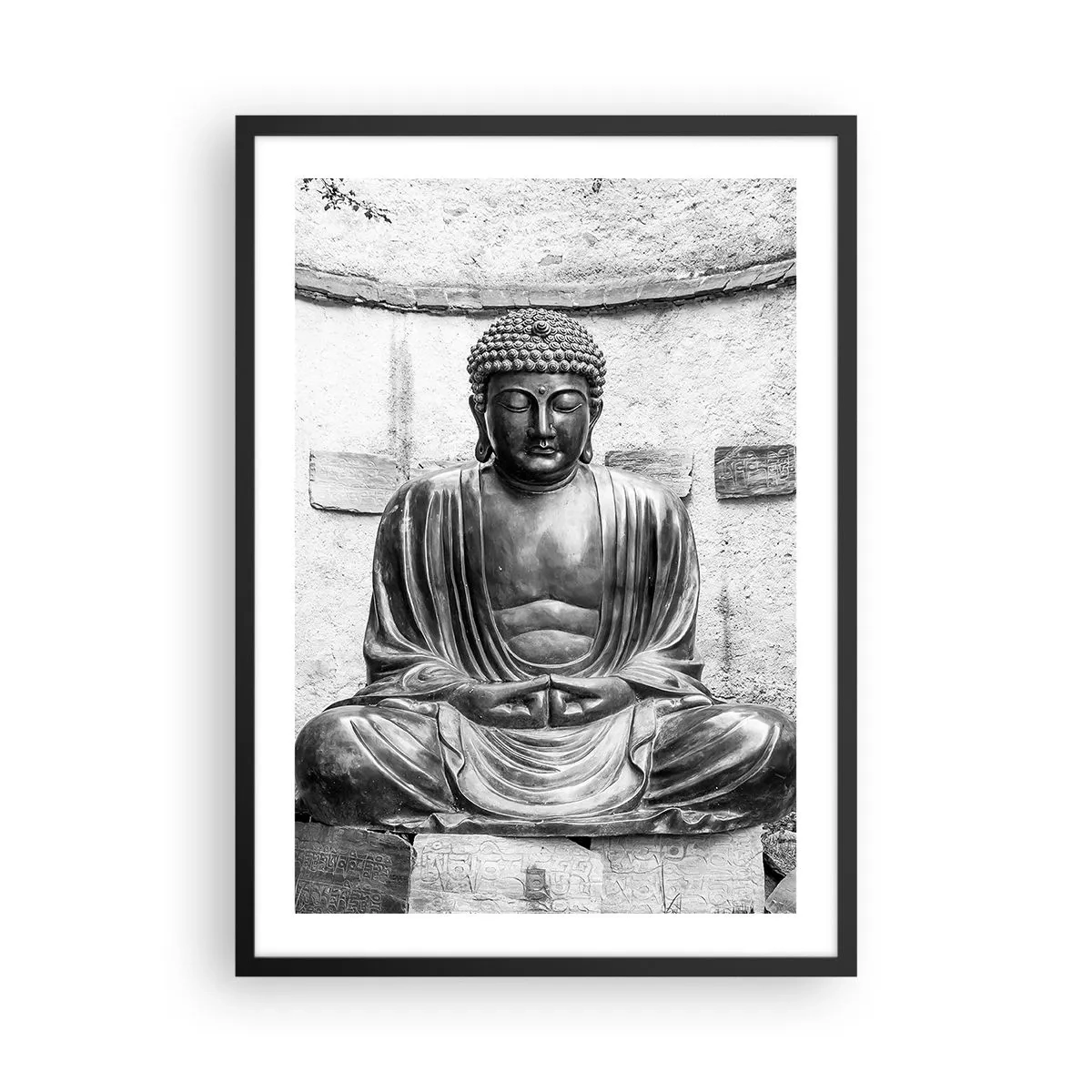 Plakat w czarnej ramie - Rzeźba Buddy w pozycji medytacyjnej w monochromatycznej tonacji - 50x70cm - U źródeł spokoju - Nowoczesna dekoracja ścienna do salonu i sypialni ARTTOR