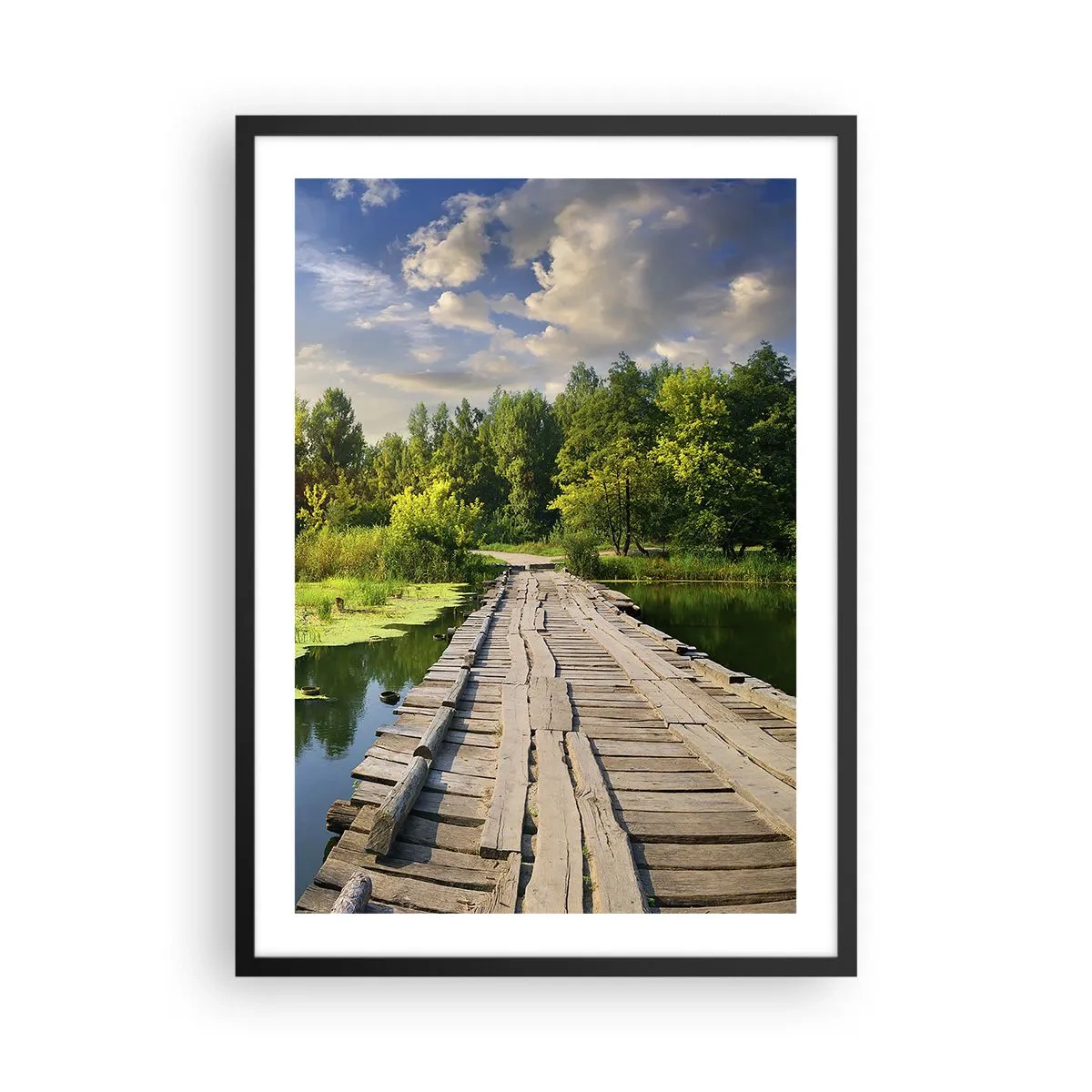 Plakat w czarnej ramie - Drewniany mostek nad rzeką otoczony zielenią - 50x70cm - Lato, lato wszędzie - Nowoczesna dekoracja ścienna do salonu i sypialni ARTTOR