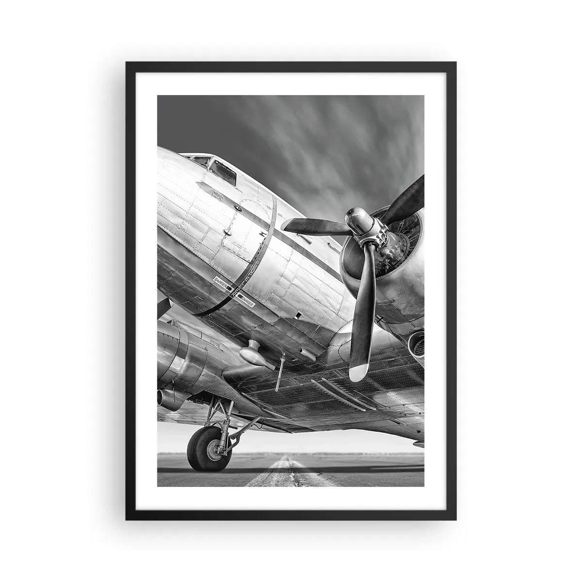 Plakat w czarnej ramie - Czarno-białe ujęcie klasycznego samolotu z bliska - 50x70cm - Zawsze gotowy do lotu - Nowoczesna dekoracja ścienna do salonu i sypialni ARTTOR