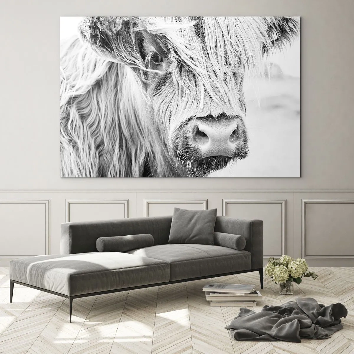 Obraz na szkle - Zbliżenie długowłosego szkockiego bydła w czerni i bieli - 120x80cm - Szkocka dzikość - Nowoczesna dekoracja ścienna do salonu, kuchni i sypialni ARTTOR