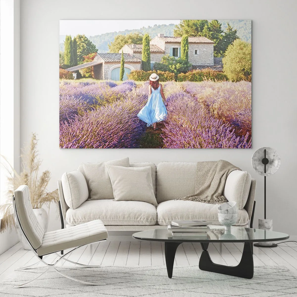 Obraz na szkle - Kobieta w sukni przechadzająca się po polu lawendy - 70x50cm - Lawendowa dziewczyna - Nowoczesna dekoracja ścienna do salonu i sypialni ARTTOR