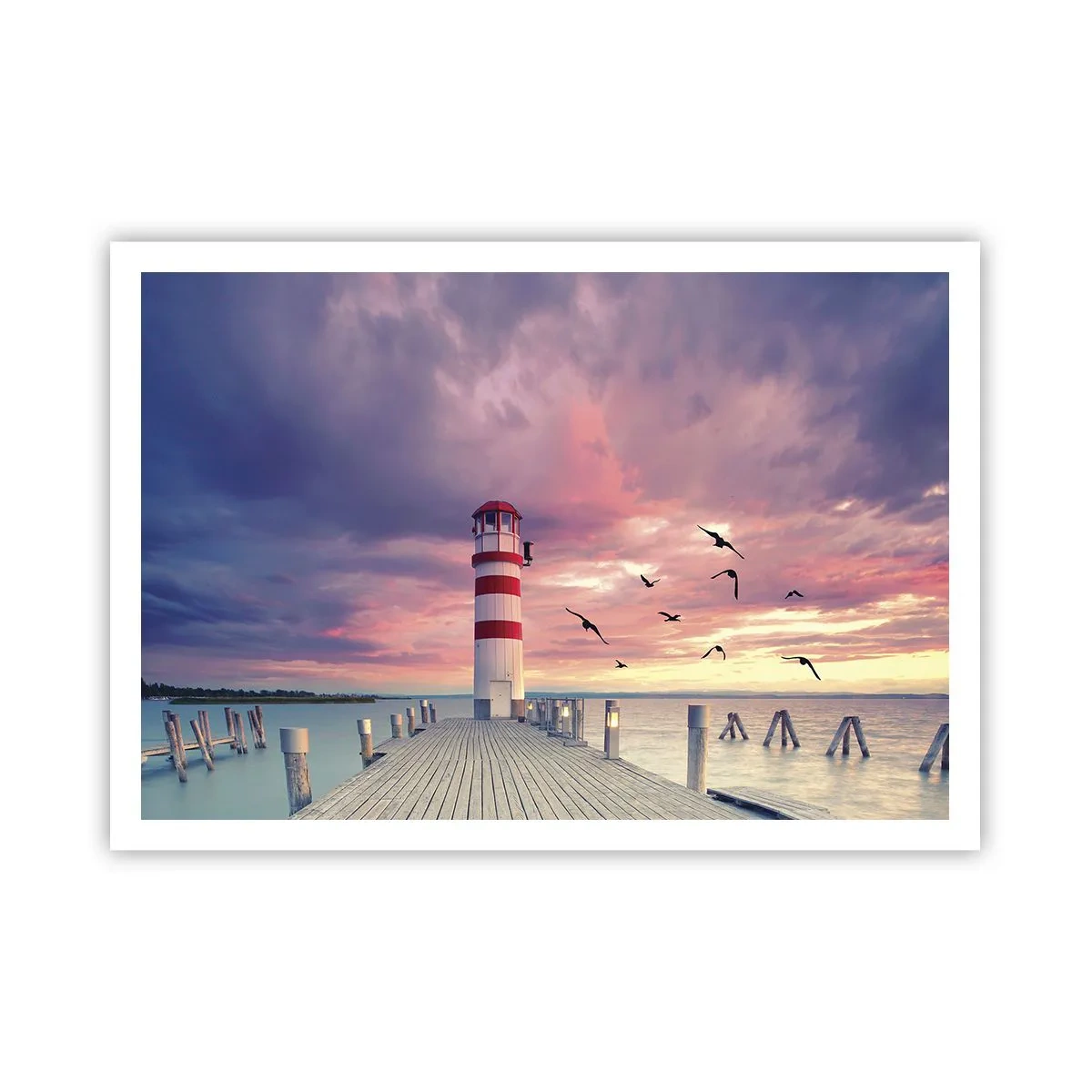 Plakat - Latarnia morska na molo w otoczeniu malowniczego zachodu słońca - 100x70cm - Pora do portu - Nowoczesna dekoracja ścienna do salonu i sypialni ARTTOR