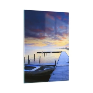 Obraz na szkle - Pomost nad jeziorem o zachodzie słońca z łodzią przy brzegu - 80x120cm - Fioletowo-złoty spokój - Nowoczesna dekoracja ścienna do salonu i sypialni ARTTOR