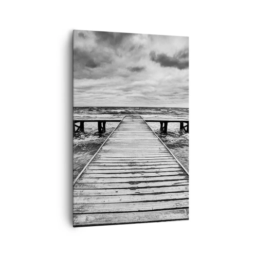 Obraz na płótnie - Czarno-biały widok drewnianego pomostu nad wzburzonym morzem - 80x120cm - Czekam na wiatr, co rozgoni… - Nowoczesna dekoracja ścienna do salonu i sypialni ARTTOR