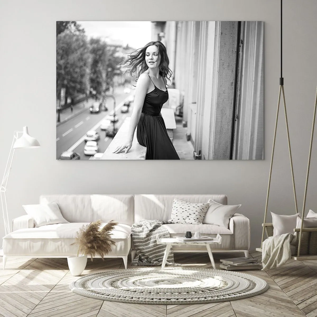 Obraz na szkle - Kobieta w czarnej sukni na balkonie w stylu paryskim - 70x50cm - Z pewnością paryżanka - Nowoczesna dekoracja ścienna do salonu i sypialni ARTTOR