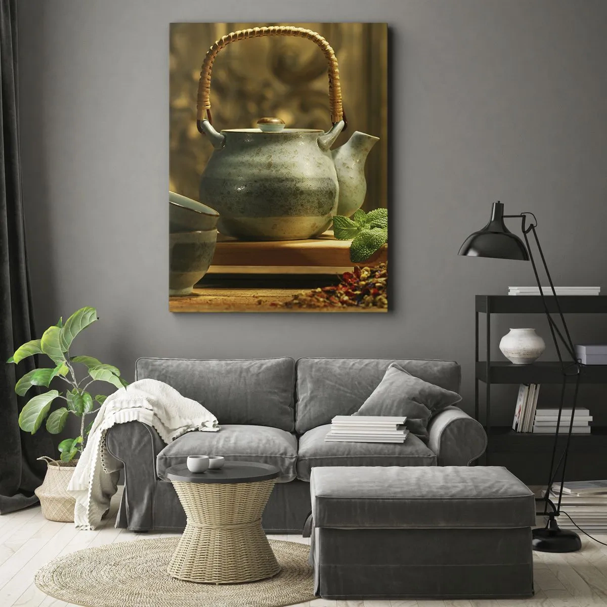 Obraz na płótnie - Ceramiczny czajnik na drewnianym stole w ciepłym świetle - 50x70cm - Traktat o piciu herbaty - Nowoczesna dekoracja ścienna do salonu, kuchni i sypialni ARTTOR